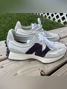 New Balance 327 Women's White and Black Athletic Sneakers Size 9